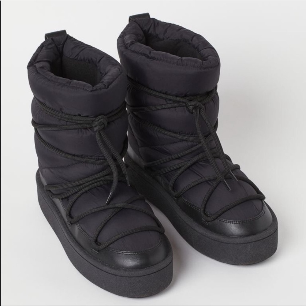 NWT Padded Moon Boots in Black
